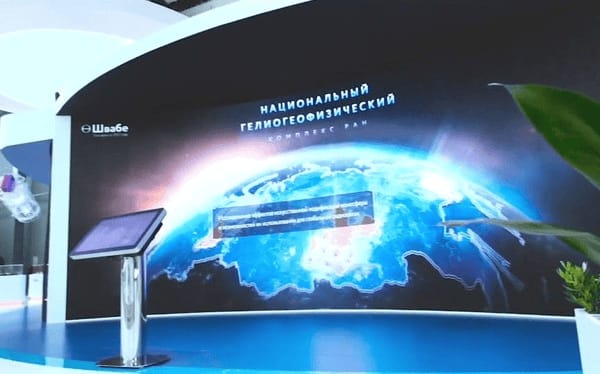 多點(diǎn)觸控互動(dòng)，雙屏聯(lián)動(dòng)的弧幕呈現(xiàn)